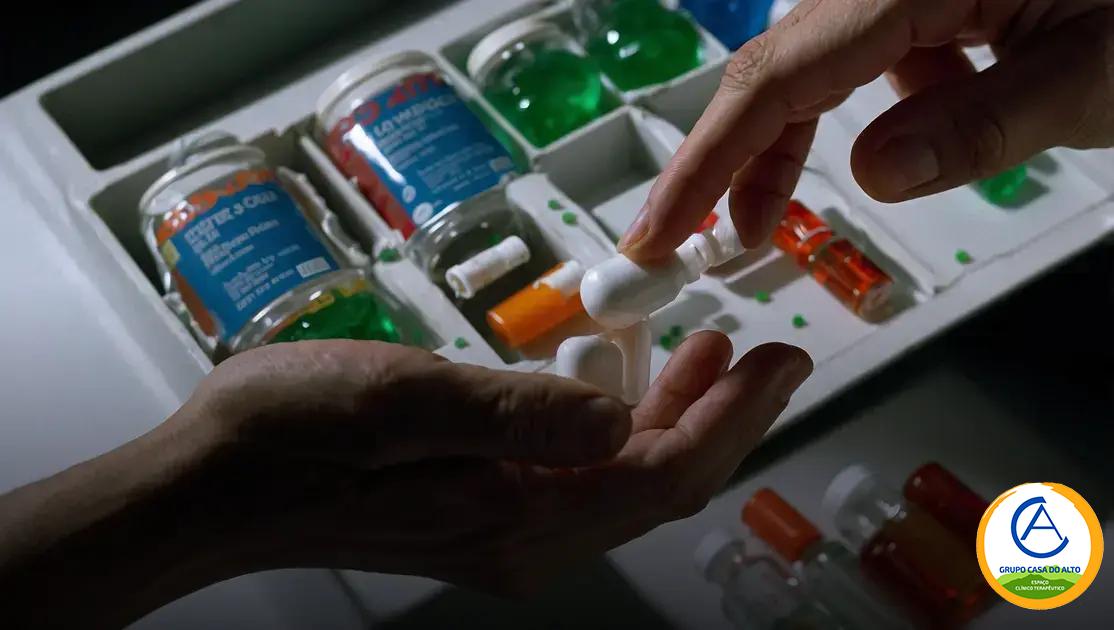 Interação entre medicamentos e drogas: como identificar e evitar riscos graves